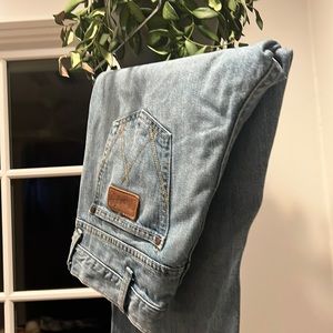 Wrangler jeans, 32 x 30 light blue relaxed, boot, cut wrangler retro